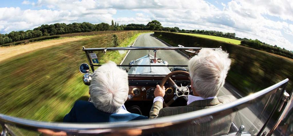 Metas a largo plazo adultos disfrutando de un paseo en su auto antiguo